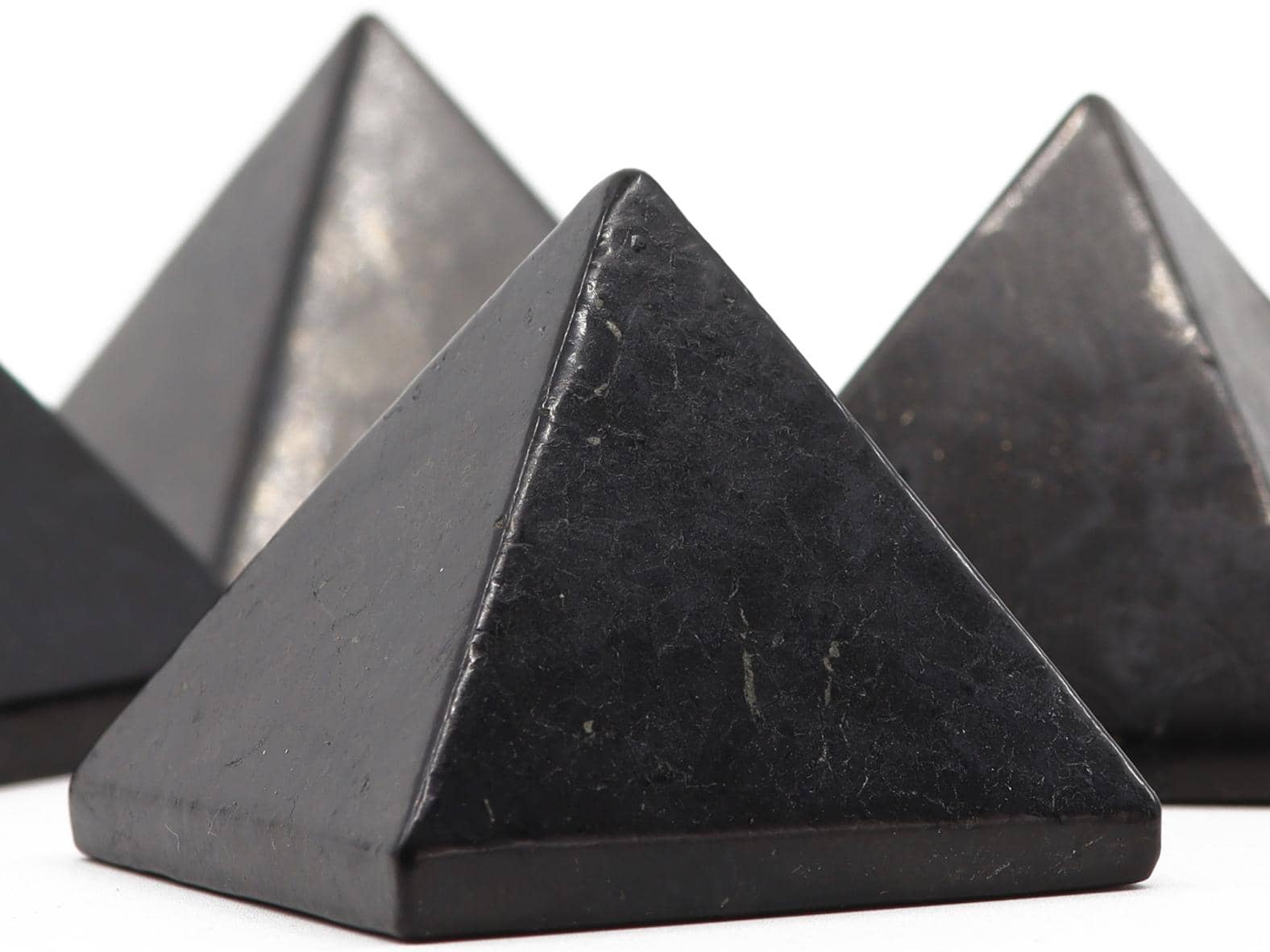 Edle Schungit Pyramide - Grösse ca 4cm - Schungit / Shungit