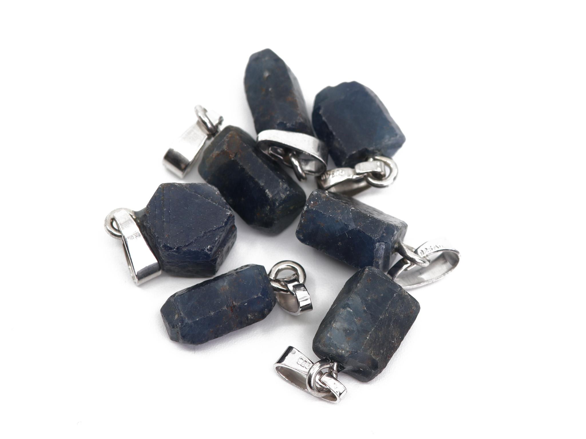 Saphir Naturkristall Anhänger mit 925er Silberöse - Edelstein / Heilstein - inkl. 1m Leder- oder Kunstleder Halsband (Schmuckstein)