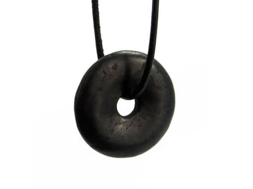 Schungit - Shongit Donut Edelstein / Heilstein - Anhänger inkl. 1m Leder- oder Kunstleder Halskette (Schmuckstein)
